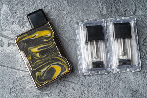 vape pod flavour swapping, changing vape pods, user replacing vape pod, magnetic vape pod system - Why Do More Pod Systems Come with a Magnetic Connection? - The ...