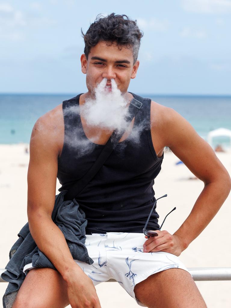 vaping Bondi Beach summer, person board shorts vape - Umin 10000 Review: Mint vs Fruit for Australian Summer Vaping