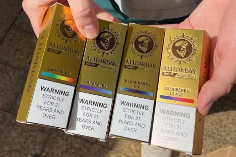 Alibarbar INGOT 9000 vs Iget Moon K5000 comparison, disposable vape models showdown, two popular vapes side by side - Alibarbar Ingot 9000 vs IGET Bar Plus S3: Australia Vape Battle 2026