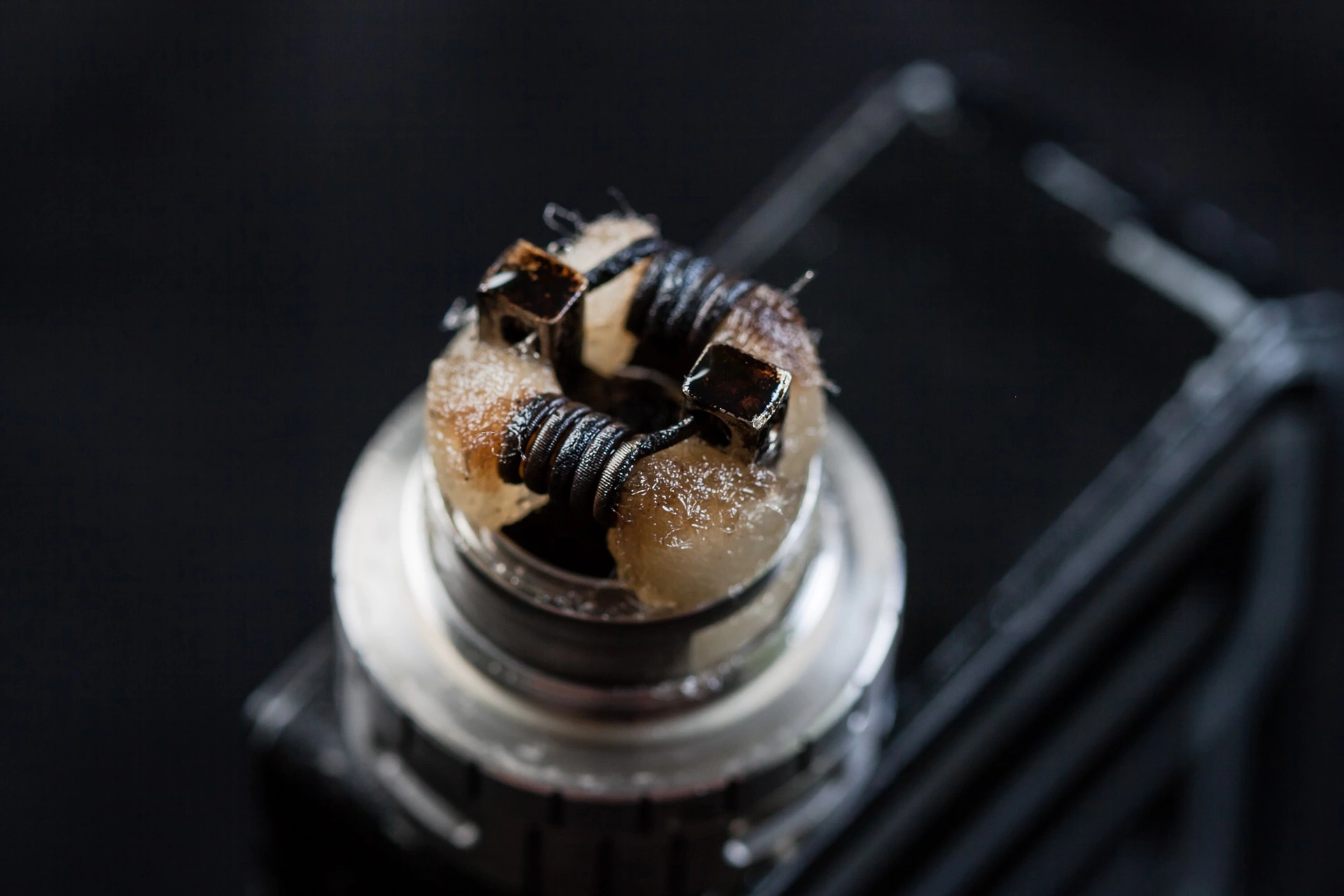 vape coil misalignment, damaged vape heating element, broken vape internal coil, x-ray vape damage - How to Fix a Burnt Coil in Vapes | IQOS UK