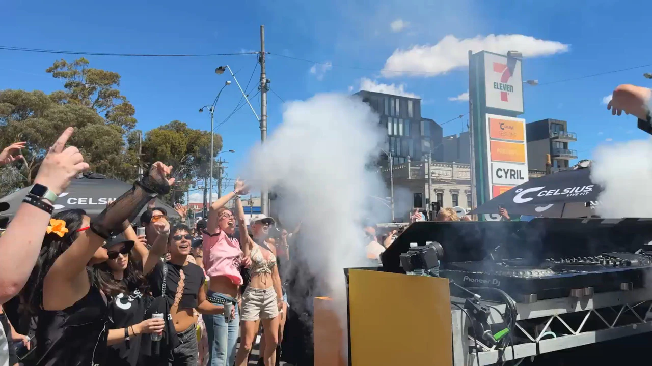 vaping at music festival Australia, Gold Coast festival vape, person vaping in crowd - It should be illegal