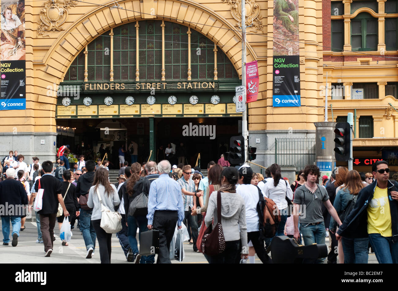 Melbourne Flinders Street Station morning rush commuter, crowded train station Australia morning commute - Flinders street station melbourne crowd hi-res stock ...